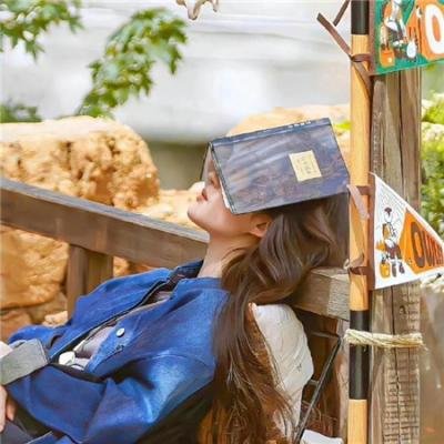 使用下方 20 个影片名，按顺序一一对应，不要改动片名文字，只根据片名和括号内类型提示来虚构全新的故事内容： 这个保安有点彪 卫星女孩和奶牛 老洞粤语 冷血谋杀 爱之情照 喜欢与分享 夏威夷特勤组第八季 咸湿先生行大运 焦点悬疑 陌路相逢 给马修 斜阳2022 间谍粉碎者 铁轨的尽头 我爱你，你跳舞 南极洲：拯救科考站 斩、 南岳龙蛇 两个士兵 卡珊德拉之梦